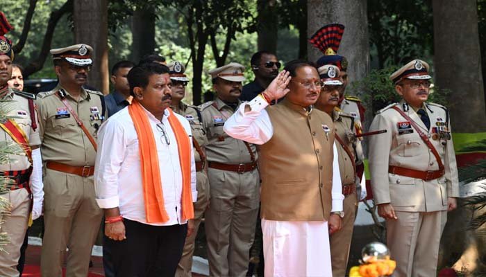 CM साय ने शहीद जवानों को किया नमन, परिवारों का बढ़ाया सम्मान