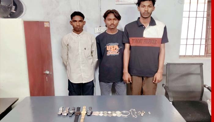 सूने मकान का ताला तोड़कर चोरी करने वाले 3 आरोपी गिरफ्तार, डेढ़ लाख का माल बरामद सूने मकान में चोरी करने वाले 3 आरोपी गिरफ्तार