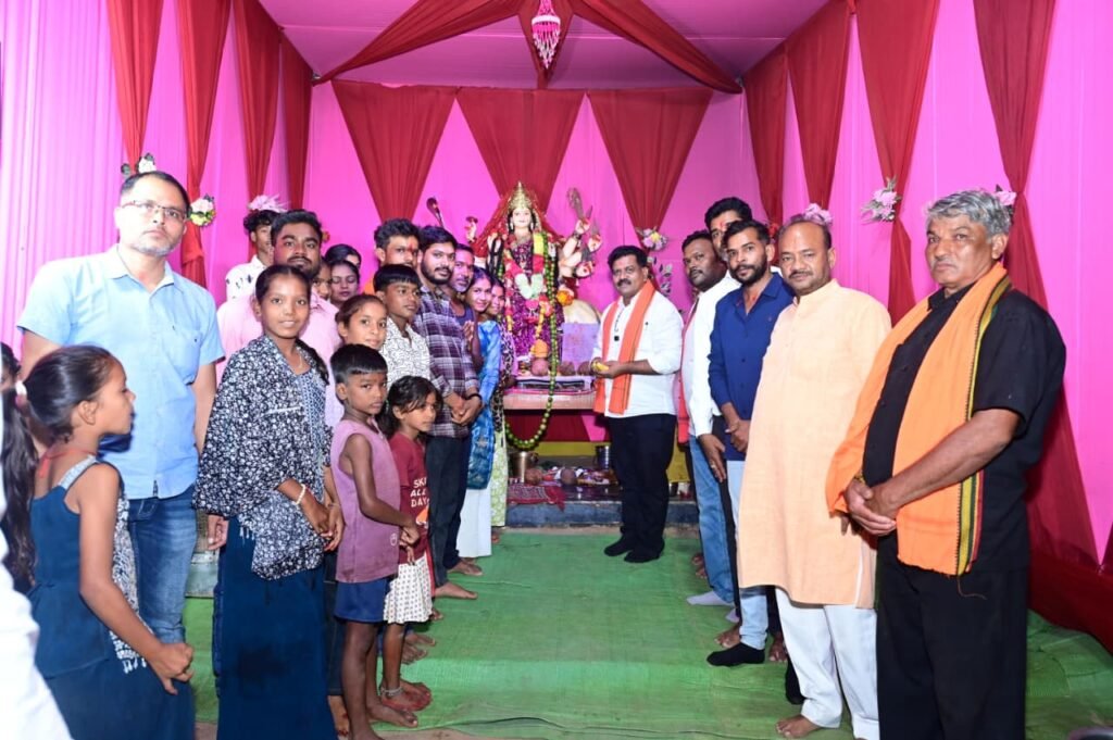 नवरात्रि पर उप मुख्यमंत्री विजय शर्मा ने पिपरिया में विभिन्न दुर्गा उत्सव समितियों के पंडालों में पहुंचकर की पूजा-अर्चना