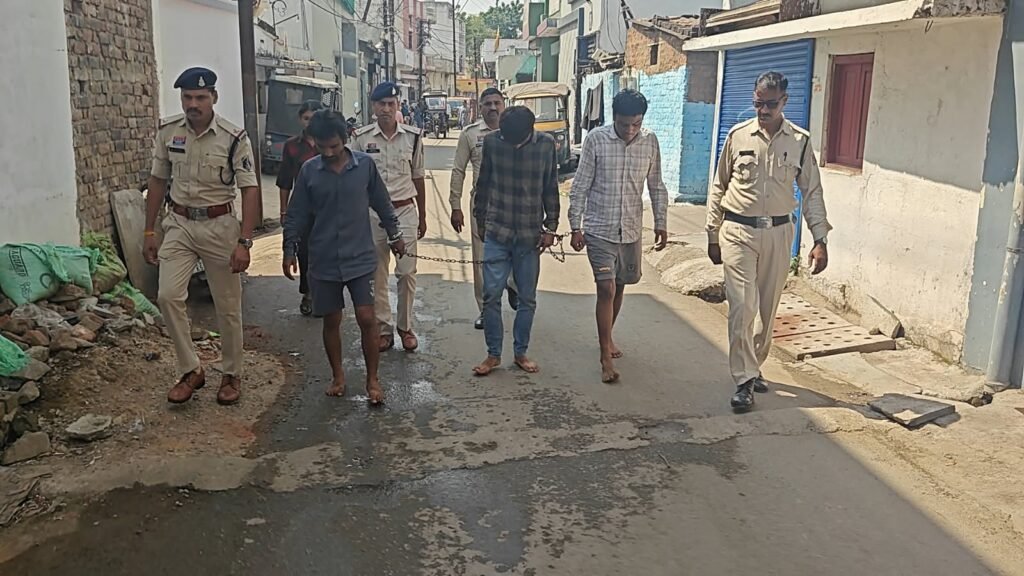 क्रिकेट बैट से जानलेवा हमला, तीन आरोपी गिरफ्तार; मुख्य आरोपी से पिस्टल बरामद क्रिकेट बैट से जानलेवा हमला, तीन आरोपी गिरफ्तार; मुख्य आरोपी से पिस्टल बरामद