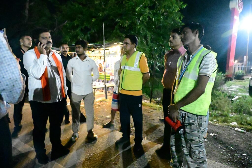 कवर्धा-बेमेतरा मार्ग पर पशुओं को देख उप मुख्यमंत्री विजय शर्मा ने अधिकारियों को लगाई फटकार कवर्धा-बेमेतरा मार्ग पर पशुओं को देख उप मुख्यमंत्री विजय शर्मा ने अधिकारियों को लगाई फटकार