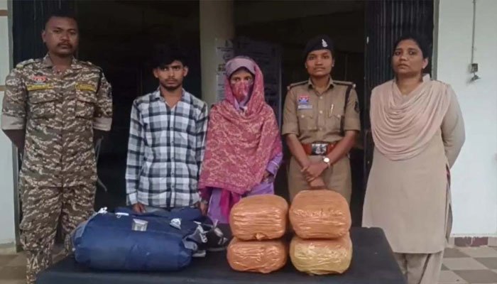 ओडिशा से मथुरा जा रहा था गांजे का जखीरा! पति-पत्नी को पुलिस ने नाके पर दबोचा, 4.25 लाख का माल बरामद गांजा तस्करी करते पति-पत्नी गिरफ्तार