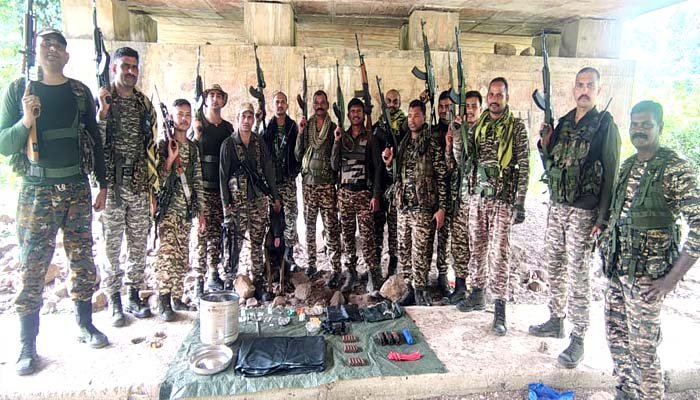 नक्सलियों के विस्फोटक डंप का खुलासा, जंगल से टिफिन बम और 4 UBGL राउंड बरामद नक्सलियों का विस्फोटक डंप जखीरा बरामद
