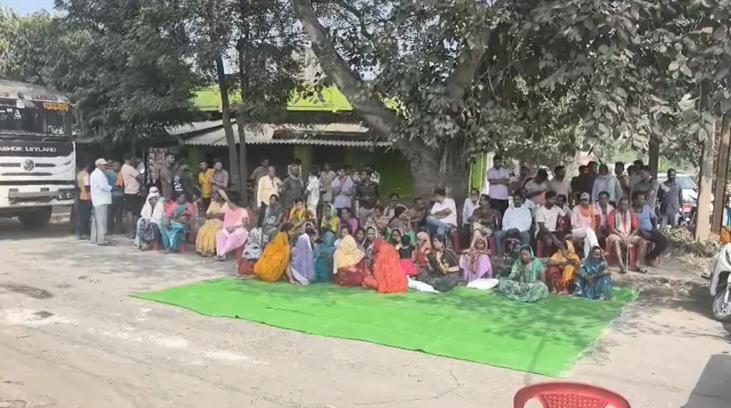 जर्जर सड़क और धूल से परेशान ग्रामीणों ने किया चक्काजाम, SECL-PWD पर लगाए अनदेखी के आरोप