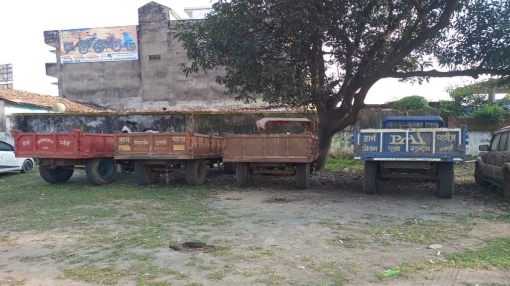 अवैध रेत परिवहन पर प्रशासन की बड़ी कार्रवाई, 9 ट्रैक्टर जब्त