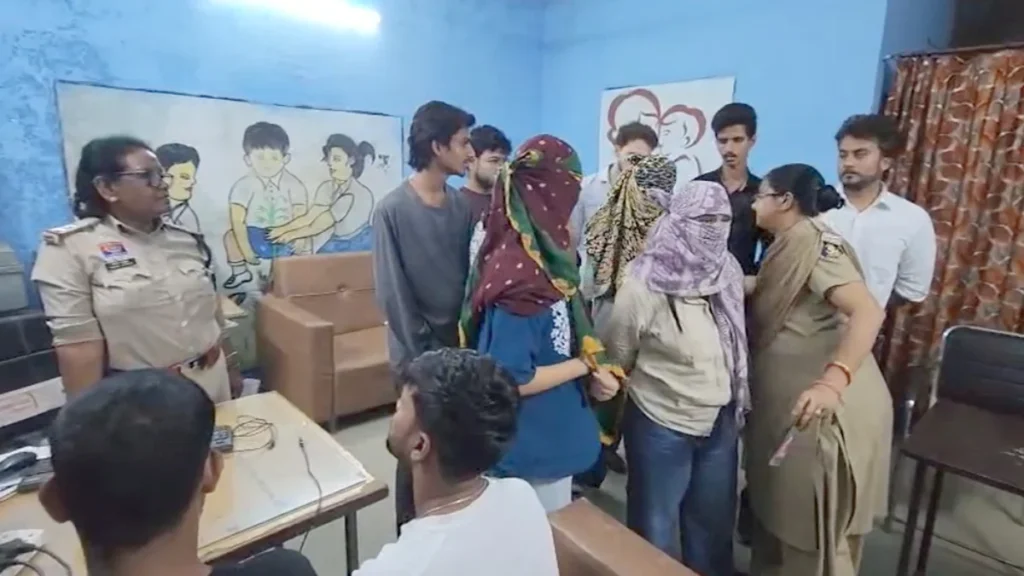 गरबा रील पर विवाद, सिगरेट और पिस्टलनुमा वस्तु दिखाने के मामले में 9 गिरफ्तार गरबा रील पर विवाद, सिगरेट और पिस्टलनुमा वस्तु दिखाने के मामले में 9 गिरफ्तार