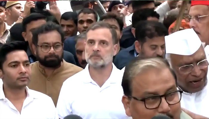 चलो दिल्ली: ‘वोट चोरी’ के आरोपों पर कांग्रेस का हल्ला बोल, INDIA गठबंधन का सुप्रीम कोर्ट तक मार्च आज INDIA गठबंधन का सुप्रीम कोर्ट तक मार्च आज