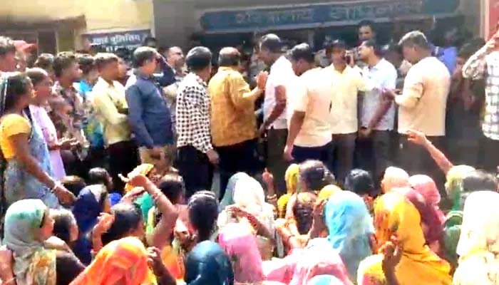 मासूम से दरिंदगी और हत्या का आरोप, आरोपी की गिरफ्तारी के बाद भड़का जनआक्रोश, ग्रामीणों ने घेर ली पुलिस चौकी आरोपी की गिरफ्तारी के बाद भड़का जनआक्रोश; पुलिस चौकी का घेराव