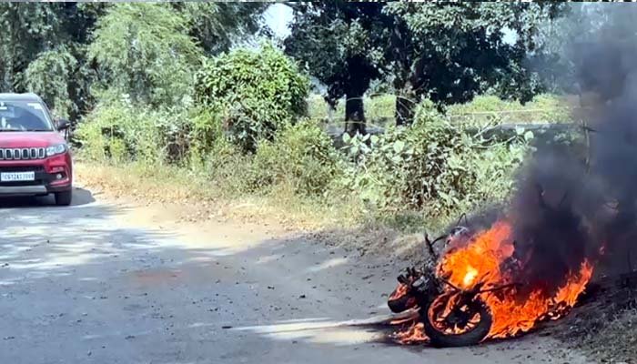 धू-धूकर जली इलेक्ट्रिक स्कूटी, सवार भाई-बहन ने कूदकर बचाई जान चलती इलेक्ट्रिक स्कूटी में लगी आग