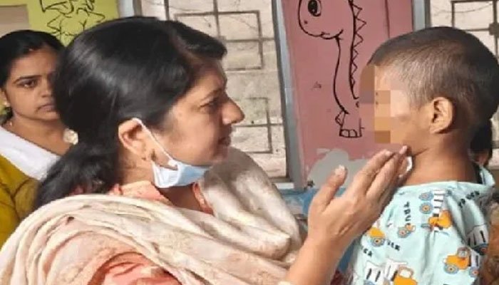 मासूम बच्चों से हैवानियत! सौतेले पिता ने सिगरेट से दागा, 3 साल के बच्चे का हाथ फ्रैक्चर; मां समेत दो गिरफ्तार रायपुर में बच्चों पर जुल्म का आरोप