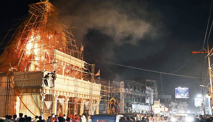 रायपुर के फूलचौक में माता के पंडाल में लगी आग, आतिशबाजी के दौरान मची अफरा-तफरी रायपुर के फूलचौक में माता के पंडाल में आग