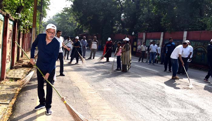 राज्यपाल रमेन डेका ने लोक भवन परिसर में की साफ-सफाई, बोले- स्वच्छता को बनाएं जीवन का हिस्सा