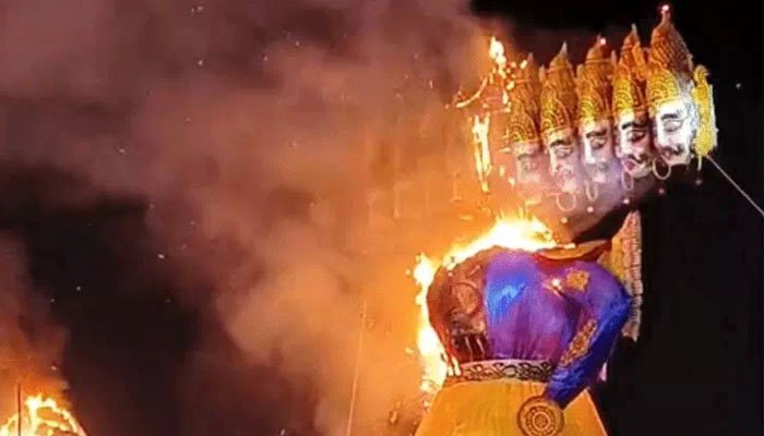 छत्तीसगढ़ में विजयादशमी की धूम, रायपुर में 101 फीट रावण का दहन रायपुर में 101 फीट रावण का दहन