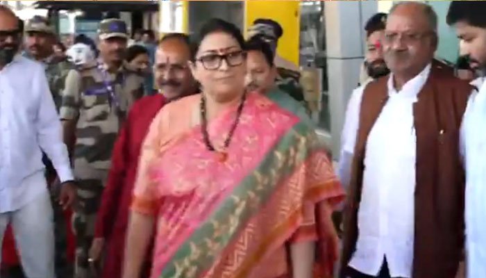 छत्तीसगढ़ पहुंचीं स्मृति ईरानी, BJP प्रदेश कार्यालय में CM साय ने किया स्वागत भाजपा प्रदेश प्रभारी स्मृति ईरानी रायपुर पहुंची