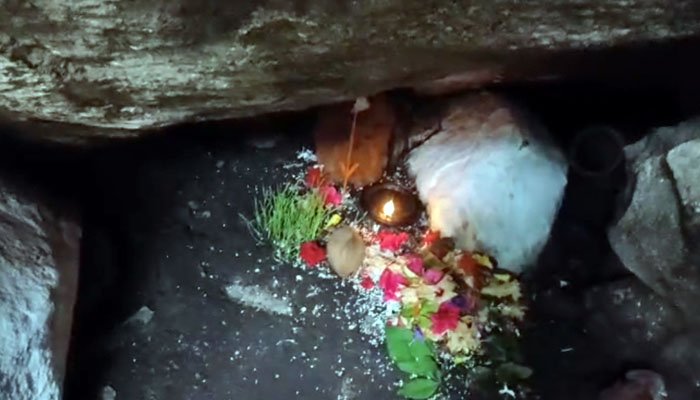 पहाड़ों के बीच विराजमान त्रिशूल्हा माता, 213 ज्योति कलशों से जगमगाया रहस्यमयी धाम पहाड़ों के बीच विराजमान त्रिशूल्हा माता