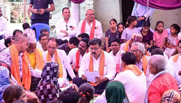 वनांचल गांवों में जमीन पर बैठकर उप मुख्यमंत्री विजय शर्मा ने सुनी समस्याएं, 427 परिवारों को मिला PM आवास का लाभ विजय शर्मा की वनांचल चौपाल